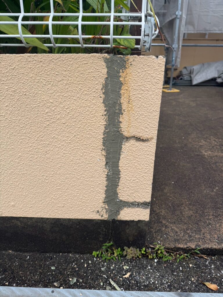 【クラック補修（モルタル補修）】<br />
外壁に発生していたクラックをモルタルで補修しました。<br />
<br />
ひび割れを残したまま塗装すると、補修されていない部分から再び不具合が表面化する可能性があります。<br />
<br />
塗装前にクラック部分を整え、仕上げ塗装を行うための下地をつくりました。